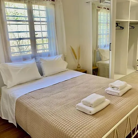 בית נופש Charming House 8 Minutes Walk From Almyrida אלמירידה