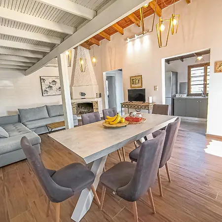 בית נופש Charming House 8 Minutes Walk From Almyrida אלמירידה