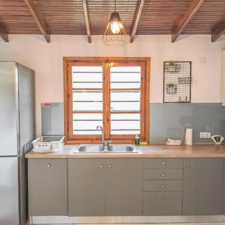 Charming House 8 Minutes Walk From Almyrida בית נופש